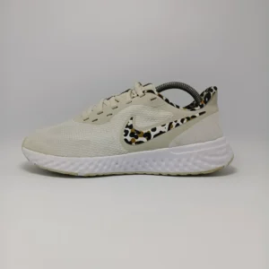 Nike Revolution 5 premium